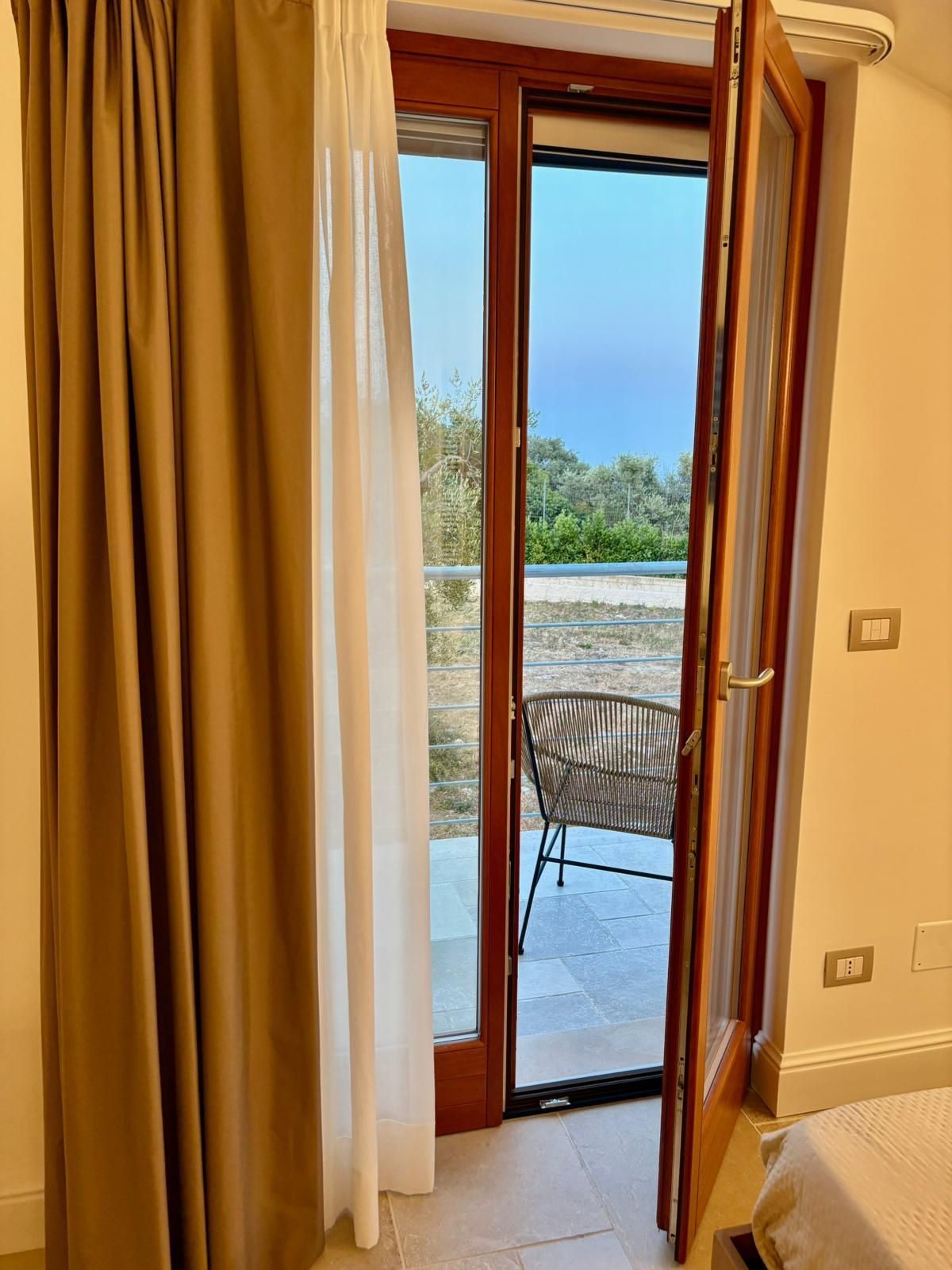 camera matrimoniale superiore della Posta Del Guardiano Country House a Vieste nel Gargano