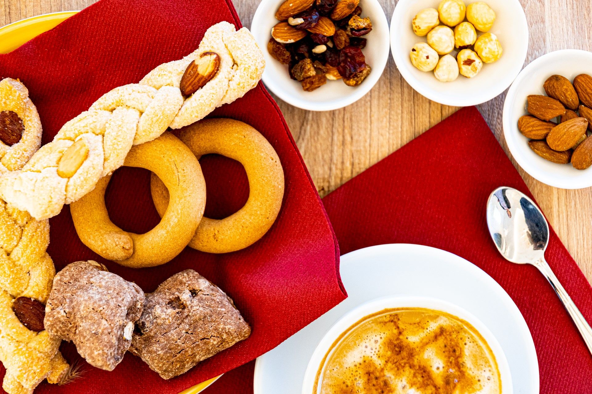 colazione con biscotti e torte La Posta Del Guardiano Country House a Vieste nel Gargano