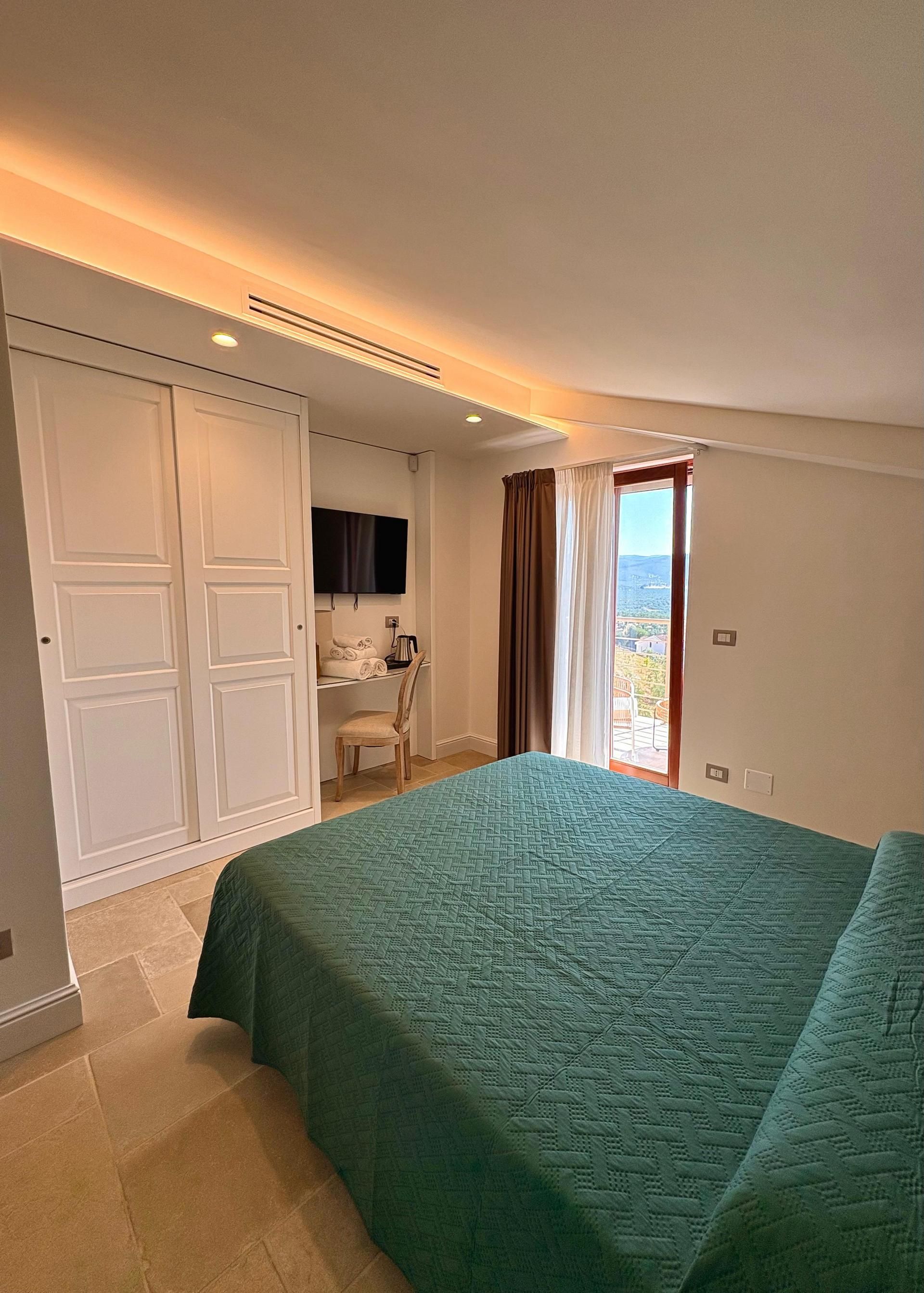 camera matrimoniale superiore della Posta Del Guardiano Country House a Vieste nel Gargano