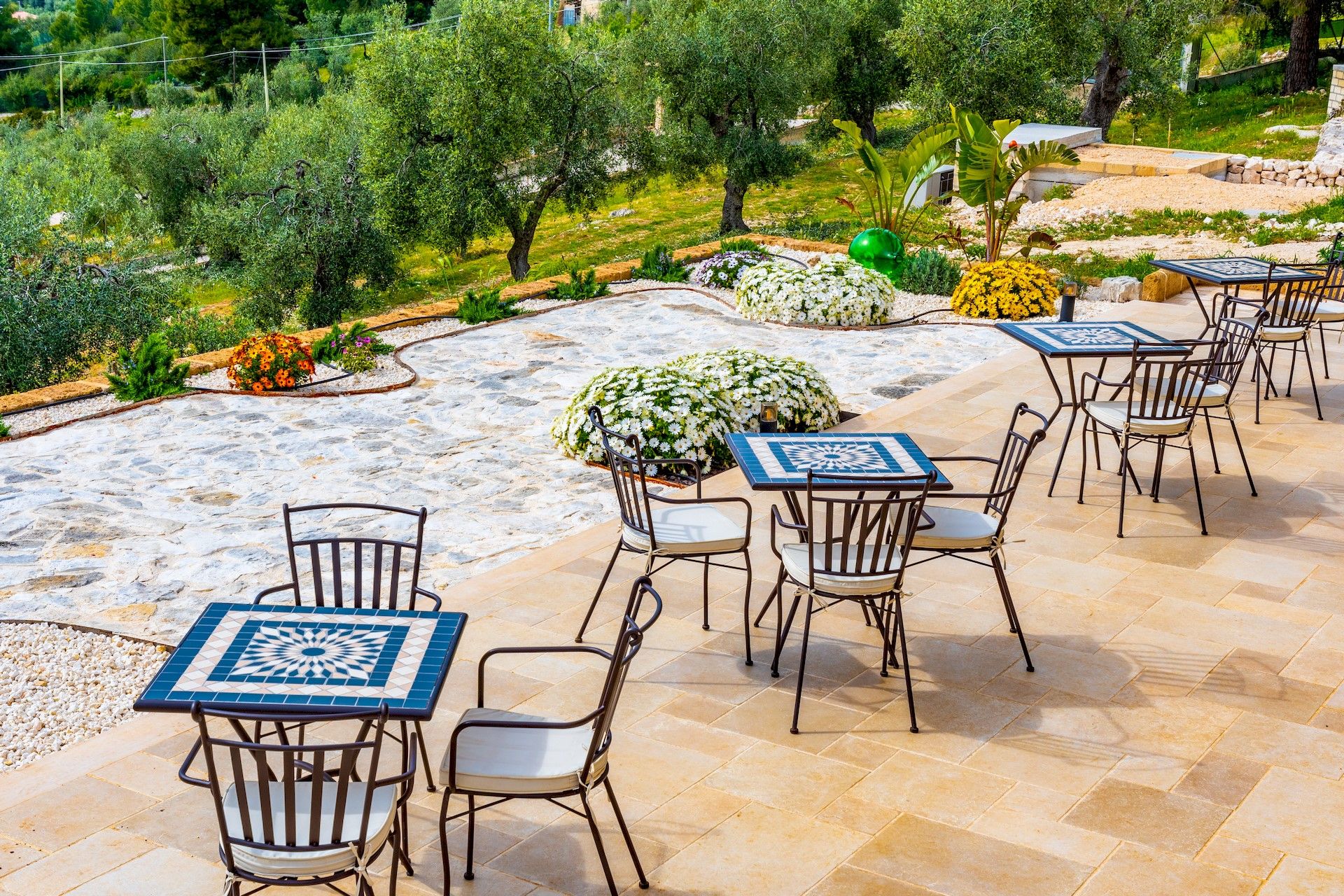 giardino esterno con tavoli La Posta Del Guardiano Country House a Vieste nel Gargano