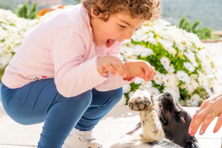 bambina che gioca con il cane La Posta del Guardiano Country House a Vieste nel Gargano